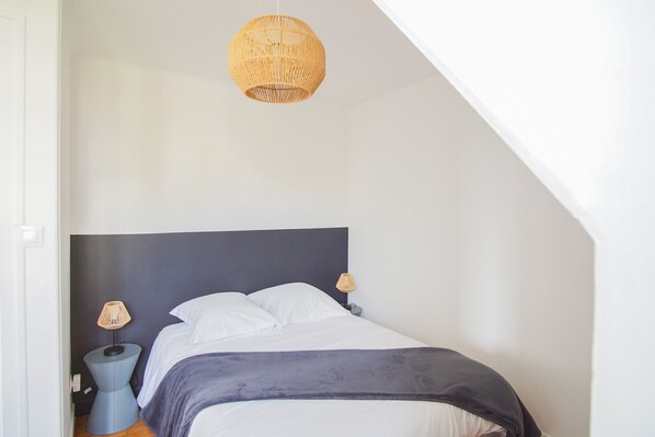 3 habitaciones, tabla de planchar con plancha y cuna de viaje 