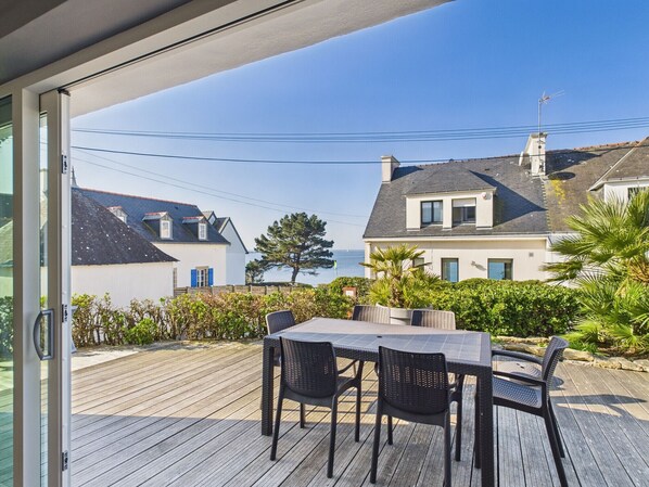 Outdoor dining - -FRESNEL- MAISON DE BORD DE MER - GRANDE TERRASSE (Concarneau)