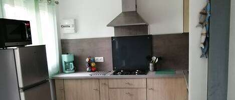 Réfrigérateur, micro-ondes, plaque de cuisson, lave-vaisselle