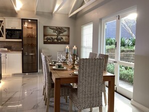 Dining - Holliday Villa in Hout Bay, Cape Town (Cape Town)