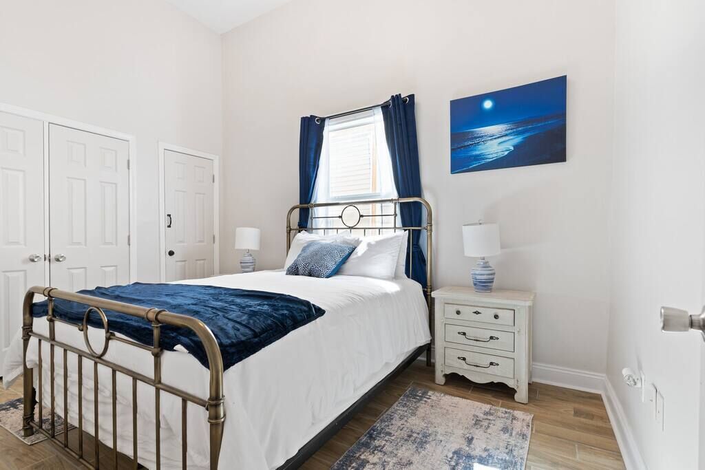 This duplex is a 3 bedroom(s), 2 bathrooms, located in New Orleans, LA.