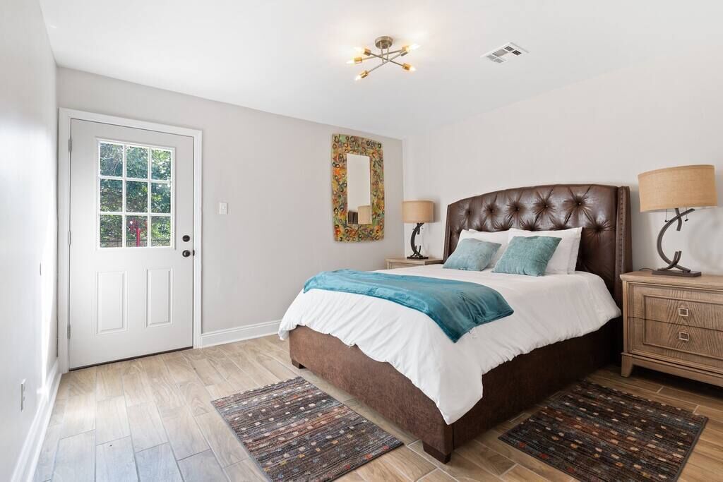 This duplex is a 3 bedroom(s), 2 bathrooms, located in New Orleans, LA.