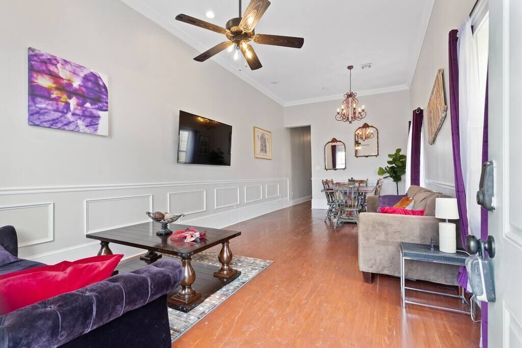 This duplex is a 3 bedroom(s), 2 bathrooms, located in New Orleans, LA.