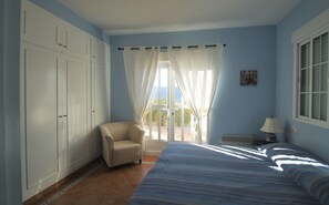 3 habitaciones, escritorio, tabla de planchar con plancha y wifi gratis