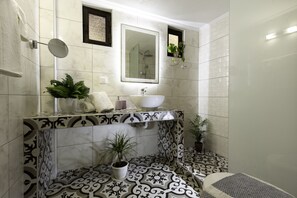 Douche, séchoir à cheveux, serviettes fournies, savon