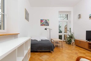 Iron/ironing board, WiFi, bed sheets