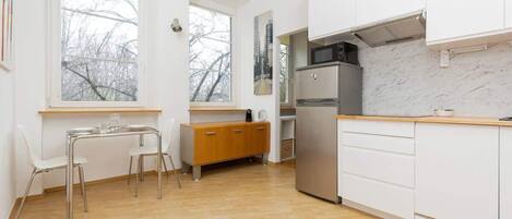 Kühlschrank, Mikrowelle, Herdplatte, Geschirrspüler