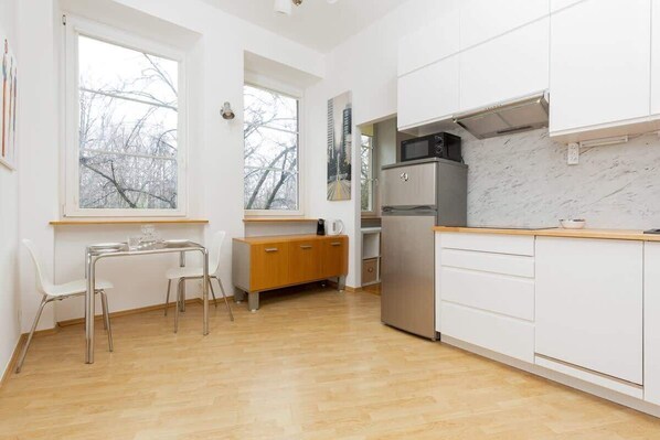 Fridge, microwave, stovetop, dishwasher