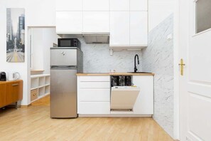 Kjøleskap, mikrobølgeovn, kokeplater og oppvaskmaskin