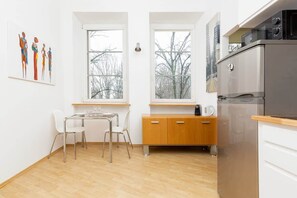 Réfrigérateur, micro-ondes, plaque de cuisson, lave-vaisselle