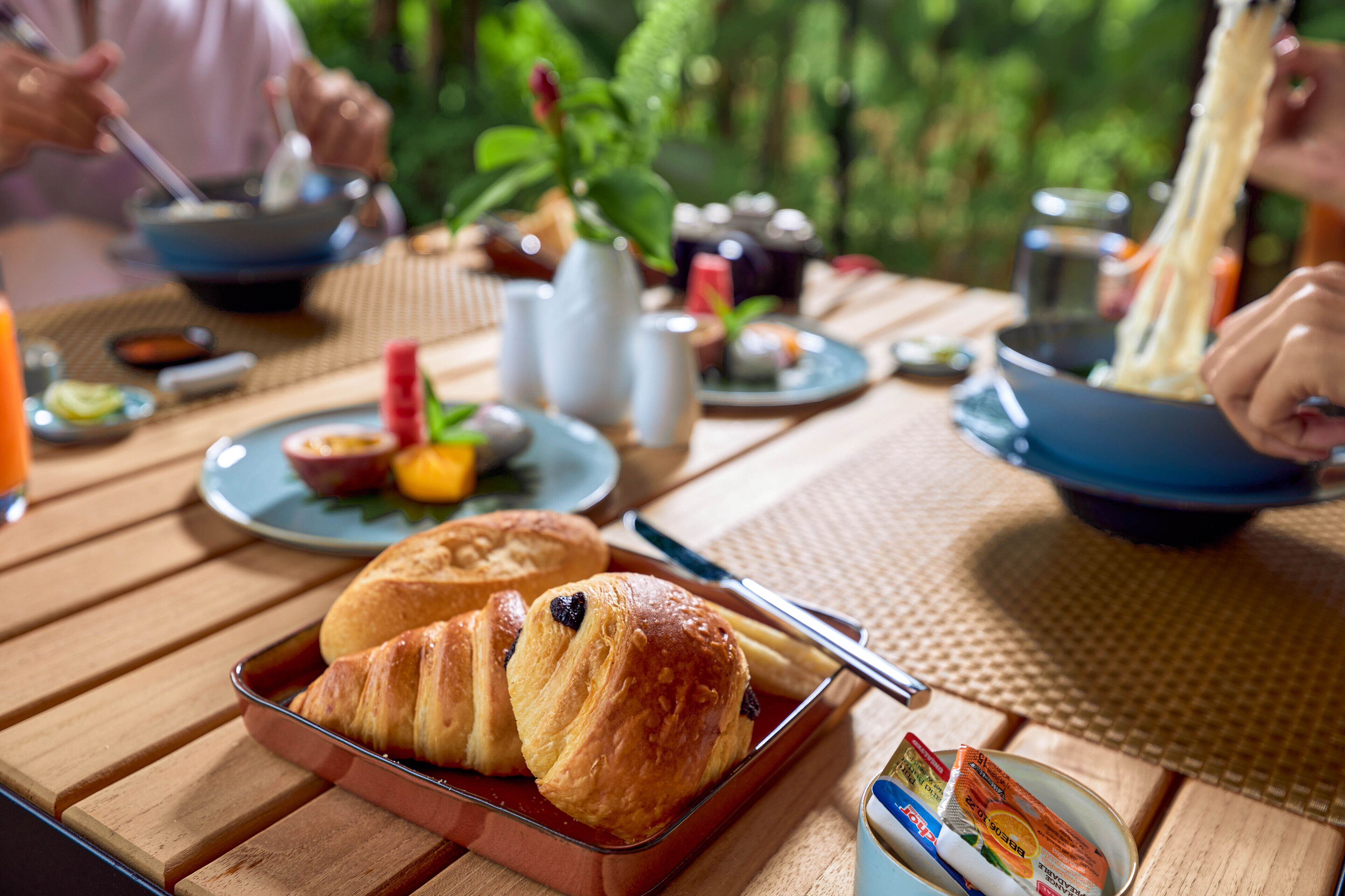 daily continental breakfast (usd 16 per person)