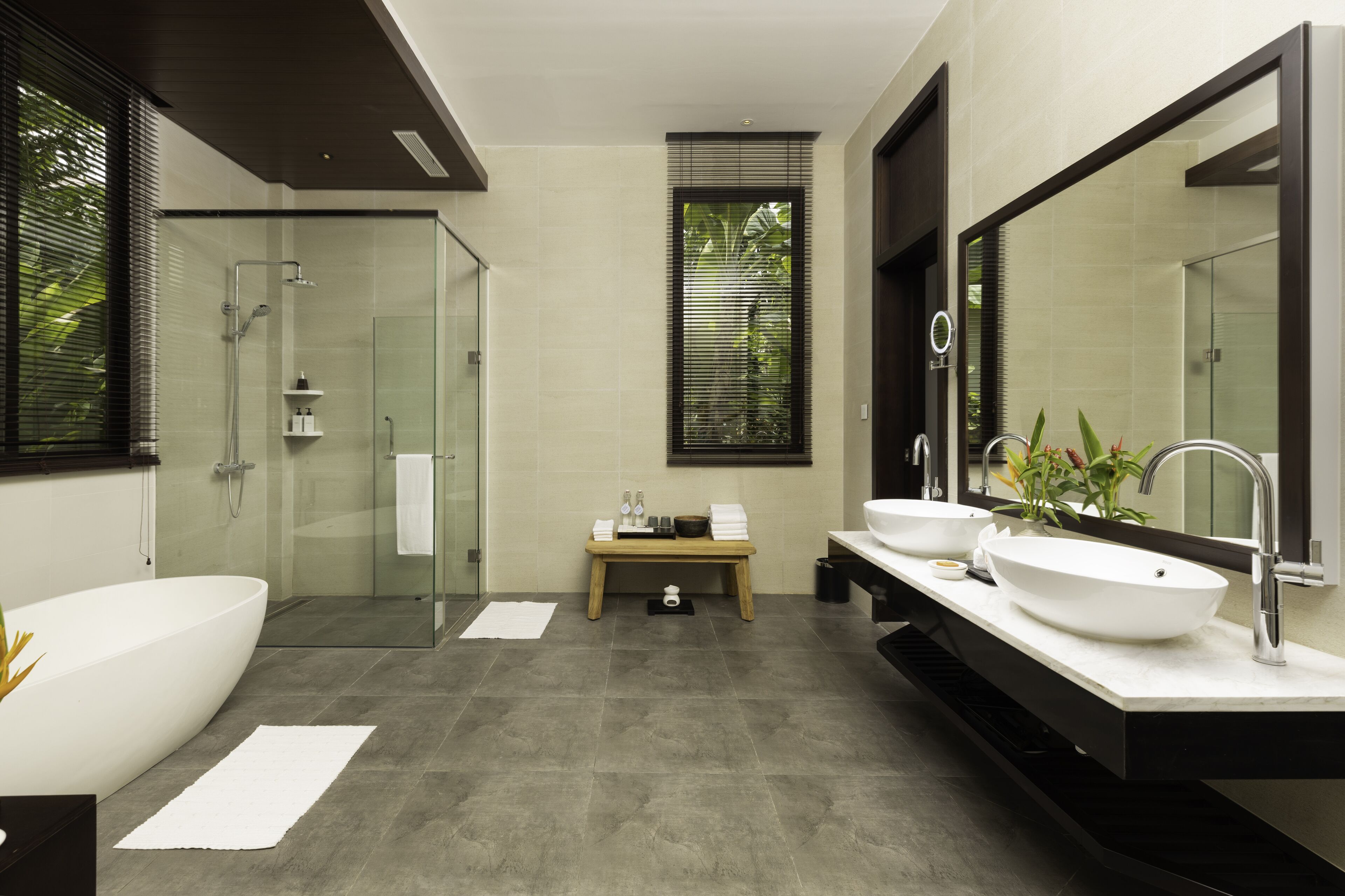 separate bathtub and shower, hydromassage showerhead, free toiletries