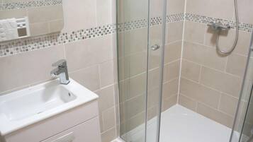 Shower, hair dryer, towels