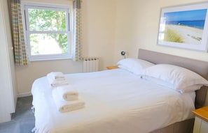 2 habitaciones, tabla de planchar con plancha y cuna de viaje