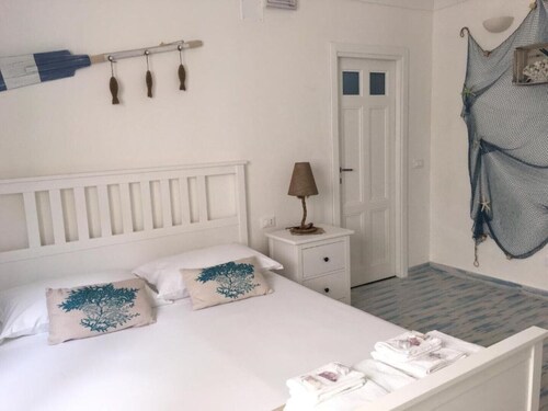 Superior room with private bathroom 100 meters from the sea