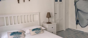 Superior room with private bathroom 100 meters from the sea