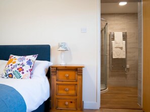 2 Schlafzimmer, Schreibtisch, Bügeleisen/Bügelbrett, Reisekinderbett