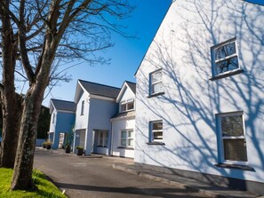 Exterior - Lovely Duplex Apartment near to beach and stunning coastal walks (Vale)