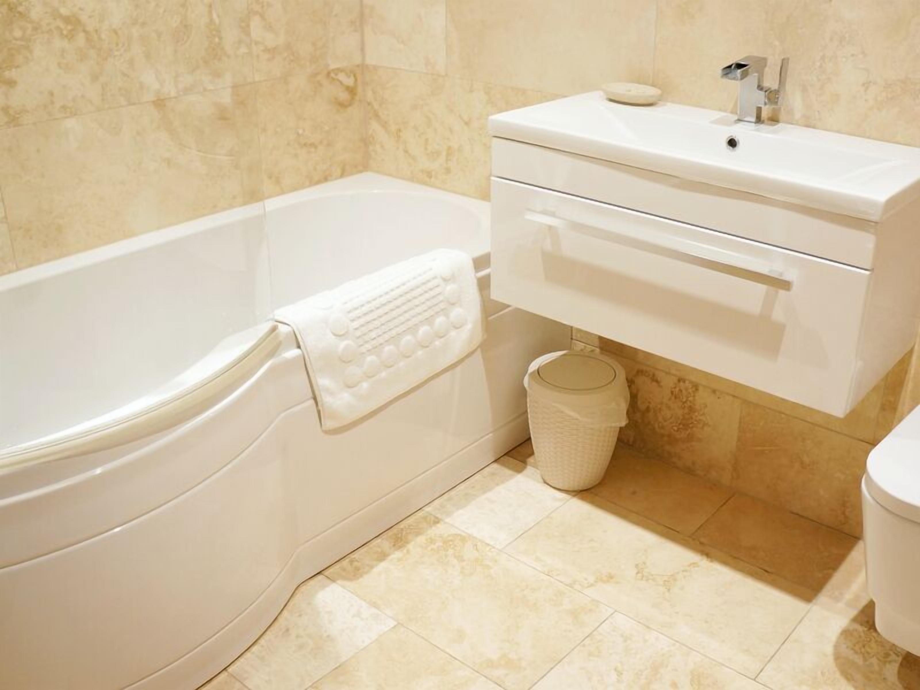 Suihku, hiustenkuivaaja, pyyhkeet