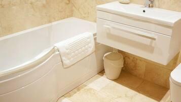 Suihku, hiustenkuivaaja, pyyhkeet