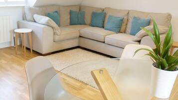 Televisio, DVD-soitin, kirjoja