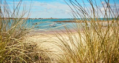 Modern apartment in picturesque north Guernsey, by beautiful bay and Vale Castle