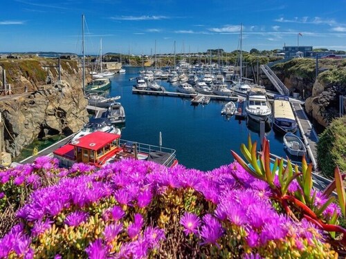 Modern apartment in picturesque north Guernsey, by beautiful bay and Vale Castle