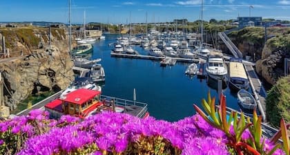 Modern apartment in picturesque north Guernsey, by beautiful bay and Vale Castle