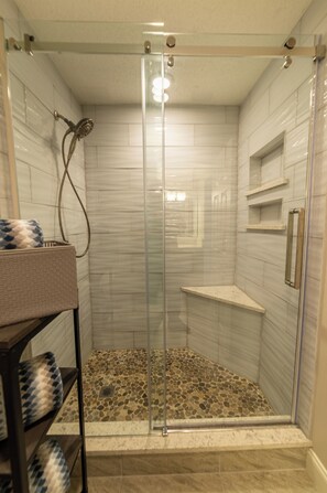 Combined shower/bathtub, hair dryer, towels - Beach & Golf-Edgewater Villa 1510-2nd Floor-Renovated-Free Beach Tram-Sea ya soon! (Panama City Beach)