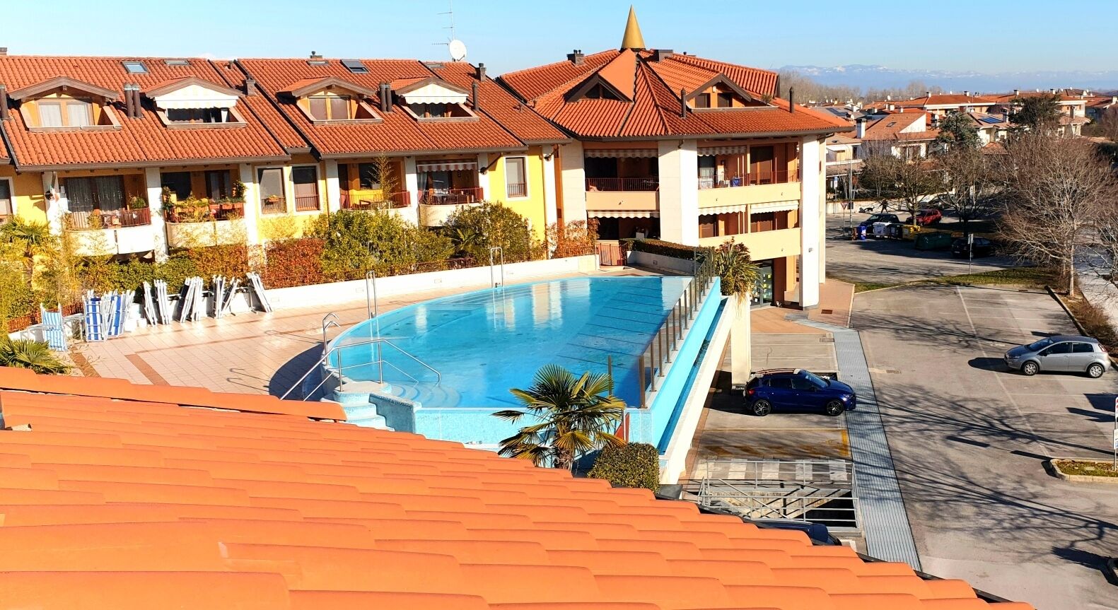 Penthouse with pool in a quiet location close to the center