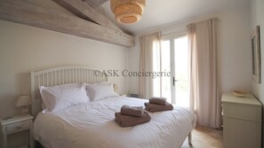 4 bedrooms, desk, iron/ironing board, travel crib