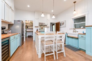 Mikrowelle, Geschirrspüler, Wasserkocher mit Kaffee-/Teezubehör, Toaster