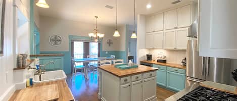 Four à micro-ondes, lave-vaisselle, cafetiÚre-théiÚre, grille-pain