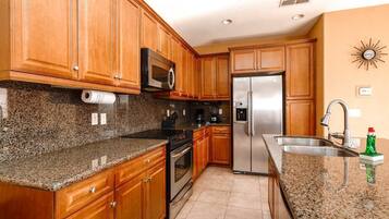 Réfrigérateur, micro-ondes, lave-vaisselle, cafetière/bouilloire