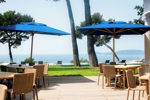 Indoor pool, outdoor pool, pool umbrellas, sun loungers - Rocabella (Le Pradet)