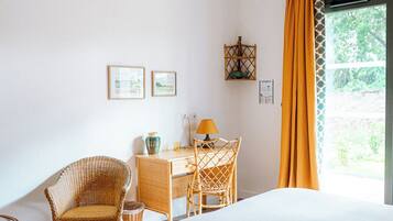 Eenvoudige tweepersoonskamer | Luxe beddengoed, een minibar, individueel gedecoreerd