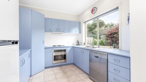 Een koelkast, een microgolfoven, een oven, een kookplaat