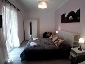 2 bedrooms, desk, travel crib, free WiFi