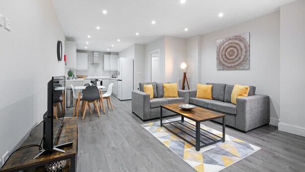 Apartamento clássico, 2 quartos | Área de estar | Smart TV 43 polegadas com canais digitais, TV, Netflix