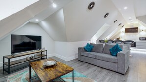 Apartamento elite, 3 quartos | Área de estar | Smart TV 43 polegadas com canais digitais, TV, Netflix
