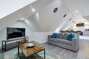 Elite Apartment, 3 Bedrooms | Living area - Crown Place 2 & 3 Bedroom Luxury Apts (Shepperton)
