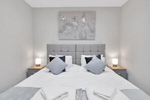 Classic Apartment, 2 Bedrooms | Bed sheets - Crown Place 2 & 3 Bedroom Luxury Apts (Shepperton)