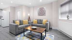 Apartamento clássico, 2 quartos | Área de estar | Smart TV 43 polegadas com canais digitais, TV, Netflix