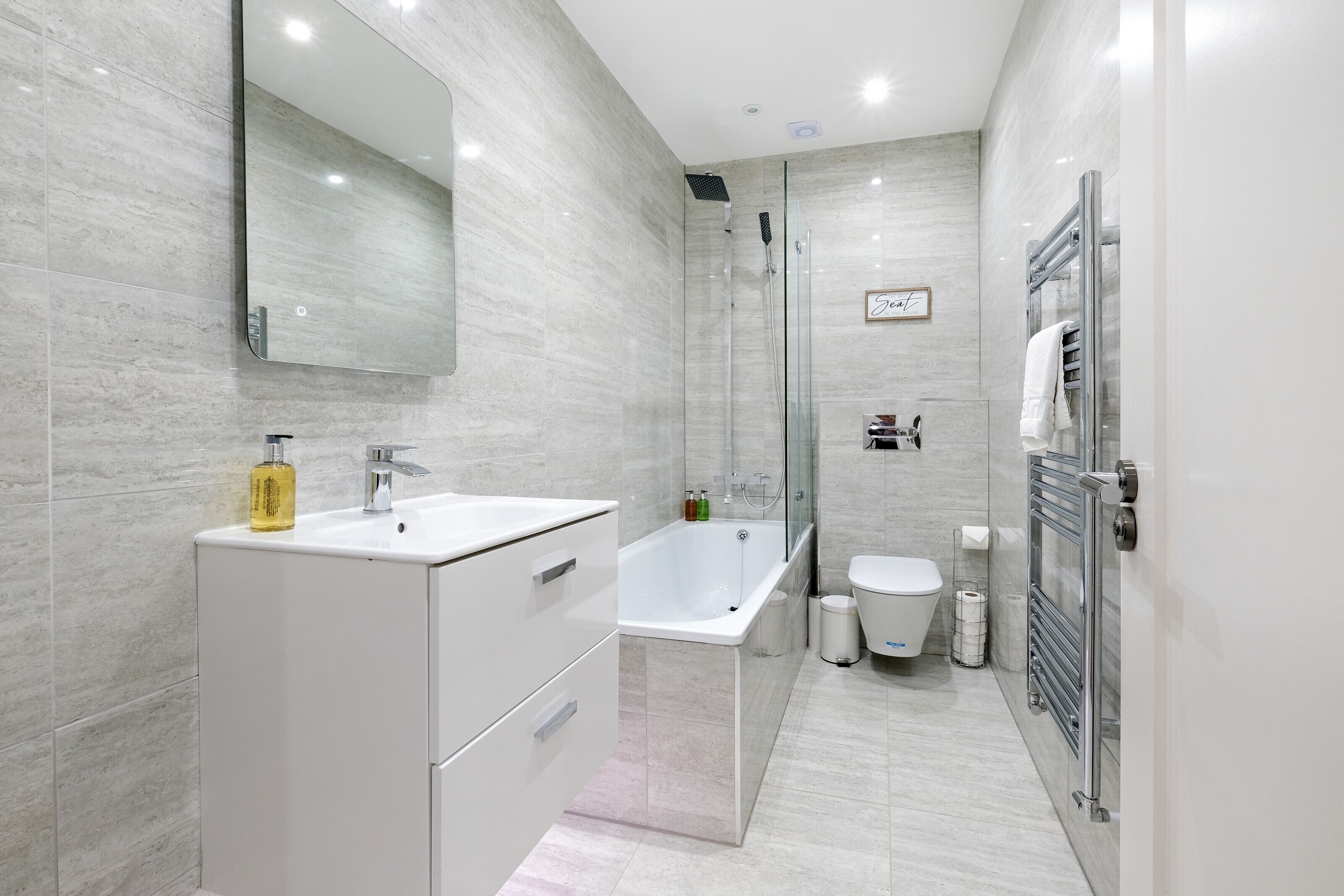 Classic Apartment, 2 Bedrooms | Bathroom | Combined shower/bathtub, towels