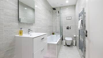 Classic Apartment, 2 Bedrooms | Bathroom | Combined shower/bathtub, towels