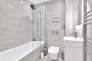 Apartamento clásico, 2 habitaciones | Baño | Ducha y bañera combinadas y toallas