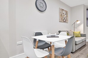 Apartamento clásico, 2 habitaciones | Comedor
