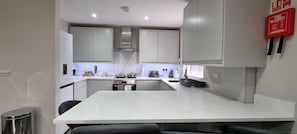 Appartement familial, 3 chambres | Cuisine privée | Réfrigérateur grande capacité avec congélateur, four à micro-ondes