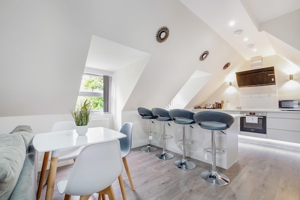 Appartement Élite, 3 chambres | Cuisine privée | Réfrigérateur grande capacité avec congélateur, four à micro-ondes
