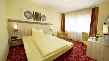 Business-Doppelzimmer zur Einzelnutzung | Allergikerbettwaren, Schreibtisch, laptopgeeigneter Arbeitsplatz